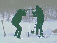 氷の上からのボーリング